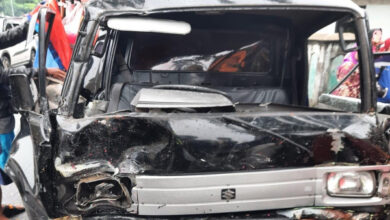 Mobil pikup ringsek setelah terlibat tabrakan beruntun di Baros. Foto: Hendra Hermawan