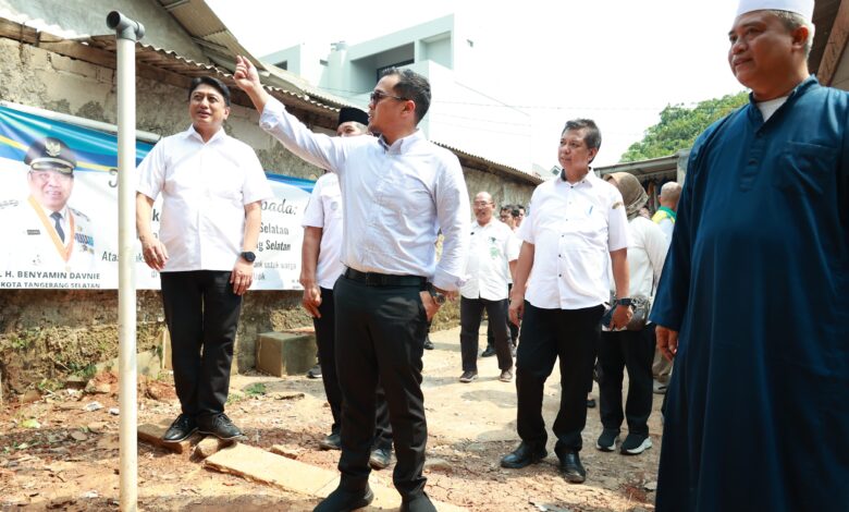 Pilar Saga Ichsan, Wakil Walikota Tangsel cek tangki septik. Foto: Diskominfotik Tangsel