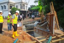 Wakil Wali Kota Tangsel, Pilar Saga Ichsan meninjau pembangunan turap dan bronjong. Foto Antara