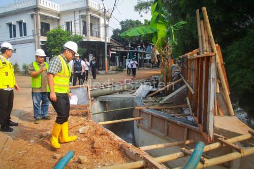 Wakil Wali Kota Tangsel, Pilar Saga Ichsan meninjau pembangunan turap dan bronjong. Foto Antara