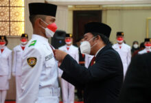 Pj Gubernur Banten, Al Muktabar menyematkan pin Paskibraka. Foto: Biro Adpim Banten