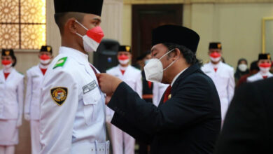Pj Gubernur Banten, Al Muktabar menyematkan pin Paskibraka. Foto: Biro Adpim Banten