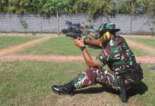 Perwira dan Prajurit Yonranratfib 2 Mar berlatih menempak dengan pistol. Foto: Munawir - Menkav 2 Mar