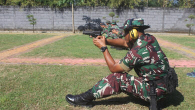 Perwira dan Prajurit Yonranratfib 2 Mar berlatih menempak dengan pistol. Foto: Munawir - Menkav 2 Mar
