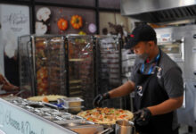 Pembuatan piza Cheese and Dough di Lotte. Foto: Humas Lotte Group