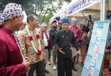 Pj Gubernur Banten, Al Muktabar mengenakan baju baduy. Foto: Biro Adpim Banten