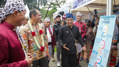 Pj Gubernur Banten, Al Muktabar mengenakan baju baduy. Foto: Biro Adpim Banten