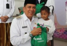 Pj Bupati Tangerang, Andi Ony P serahkan ZIS ke anak yatim. Foto: Humas Pemkab Tangerang