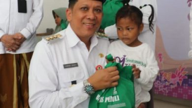 Pj Bupati Tangerang, Andi Ony P serahkan ZIS ke anak yatim. Foto: Humas Pemkab Tangerang