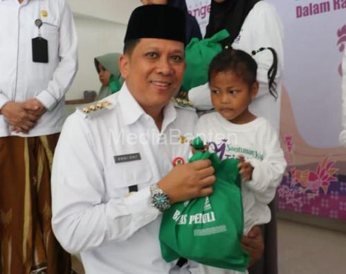 Pj Bupati Tangerang, Andi Ony P serahkan ZIS ke anak yatim. Foto: Humas Pemkab Tangerang
