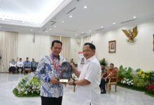 Penghargaan Wapres RI diserahkan Mendagri, Tito ke Pj Bupati Tangerang, Andi Ony. Foto: Pemkab Tangerang