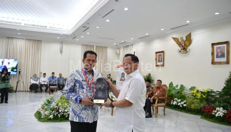Penghargaan Wapres RI diserahkan Mendagri, Tito ke Pj Bupati Tangerang, Andi Ony. Foto: Pemkab Tangerang