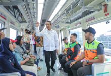 Pj Gubernur DKI Jakarta, Heru Budi Hartono jajal LRT. Foto: Diskominfotik DKI Jakarta
