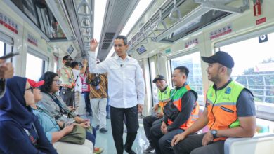 Pj Gubernur DKI Jakarta, Heru Budi Hartono jajal LRT. Foto: Diskominfotik DKI Jakarta