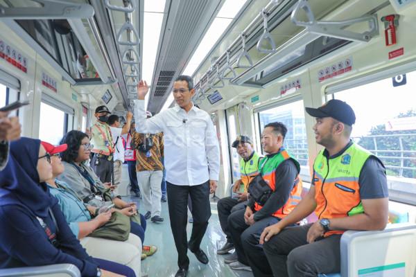 Pj Gubernur DKI Jakarta, Heru Budi Hartono jajal LRT. Foto: Diskominfotik DKI Jakarta