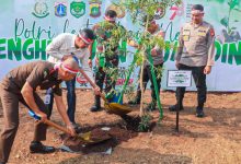 Pj Gubernur DKI Jakarta, Heru Budi Hartono dan Forkopimda tanam pohon. Foto: Diskominfotik DKI Jakarta