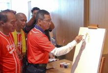 Pj Gubernur DKI Jakarta, Heru Budi Hartono membuat coretan di kanvas lukisan. Foto: Kominfo DKI Jakarta