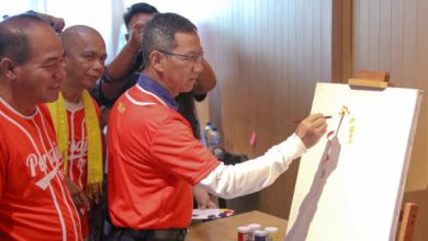 Pj Gubernur DKI Jakarta, Heru Budi Hartono membuat coretan di kanvas lukisan. Foto: Kominfo DKI Jakarta