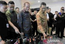 Pj Gubernur DKI, Heru Budi Hartono tinjau produk UMKM. Foto: LKBN Antara