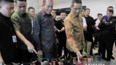 Pj Gubernur DKI, Heru Budi Hartono tinjau produk UMKM. Foto: LKBN Antara