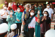 Pj Gubernur Banten, Al Muktabar menggendong anak pada acara HAN Tingkat Banten. Foto: Biro Adpim Banten