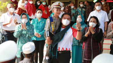 Pj Gubernur Banten, Al Muktabar menggendong anak pada acara HAN Tingkat Banten. Foto: Biro Adpim Banten