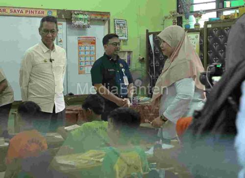 Pj Gubernur Jakarta, Heru Budi Hartono kunjungi SDN 07 Cideng. Foto: Diskominfotik Jakarta