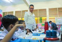 Pj Gubernur Jakarta, Heru Budi Hartono meninjau pelaksanaan uji coba makan bergizi gratis di SDN Gunung 01, Jakarta Selatan. foto: Diskominfotik Jakarta