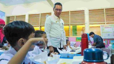 Pj Gubernur Jakarta, Heru Budi Hartono meninjau pelaksanaan uji coba makan bergizi gratis di SDN Gunung 01, Jakarta Selatan. foto: Diskominfotik Jakarta