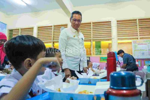 Pj Gubernur Jakarta, Heru Budi Hartono meninjau pelaksanaan uji coba makan bergizi gratis di SDN Gunung 01, Jakarta Selatan. foto: Diskominfotik Jakarta