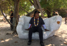 Al Muktabar, Pj Gubernur Banten menikmati pasir putih Pulau Sangiang. Foto: Biro Adpim Banten