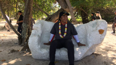 Al Muktabar, Pj Gubernur Banten menikmati pasir putih Pulau Sangiang. Foto: Biro Adpim Banten