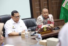 Pj Gubernur Banten, Ucok Abdul Rouf Damenta dan Ketua Apdesi Banten, Uhadi. Foto: Biro Adpim Pemprov Banten