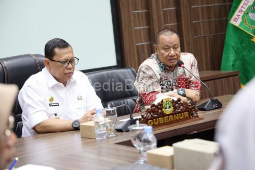 Pj Gubernur Banten, Ucok Abdul Rouf Damenta dan Ketua Apdesi Banten, Uhadi. Foto: Biro Adpim Pemprov Banten