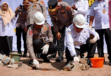Pj Gubernur Banten, Ucok Abdul Rouf Damenta meletakan batu pertama pembangungan SPPG untuk program makan bergizi gratis. Foto: Biro Adpim Banten