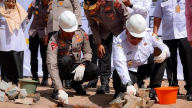Pj Gubernur Banten, Ucok Abdul Rouf Damenta meletakan batu pertama pembangungan SPPG untuk program makan bergizi gratis. Foto: Biro Adpim Banten