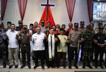 Pj Gubernur Banten, Uco Abdulrouf Damenta di sebuah gereja di Kota Serang. Foto: Biro Adpim Banten