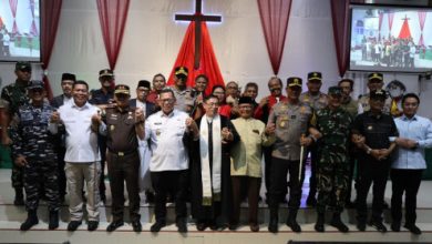 Pj Gubernur Banten, Uco Abdulrouf Damenta di sebuah gereja di Kota Serang. Foto: Biro Adpim Banten