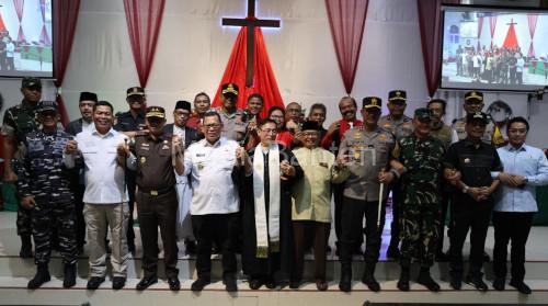 Pj Gubernur Banten, Uco Abdulrouf Damenta di sebuah gereja di Kota Serang. Foto: Biro Adpim Banten