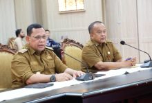 Pj Gubernur Banten, Ucok Abdul Rouf Damenta dan Deni Hermawan, Kepala Bapenda Banten. Foto: Biro Adpim Banten