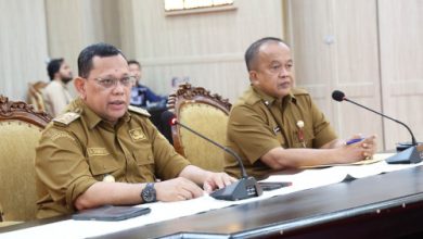 Pj Gubernur Banten, Ucok Abdul Rouf Damenta dan Deni Hermawan, Kepala Bapenda Banten. Foto: Biro Adpim Banten