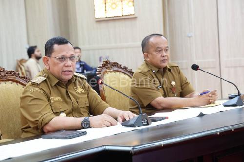 Pj Gubernur Banten, Ucok Abdul Rouf Damenta dan Deni Hermawan, Kepala Bapenda Banten. Foto: Biro Adpim Banten