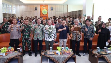 Pj Gubernur Banten, Ucok Abdul Rouf Damenta di bedah buku di Untirta. Foto: Biro Adpim Banten
