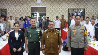 Pj Gubernur Banten, Abdul Rouf Damenta dan Kapolda Banten, Irjen Pol Suyudi Ario Seto dalan Rakor Nataru di Polda Banten. Foto: Biro Adpim Banten