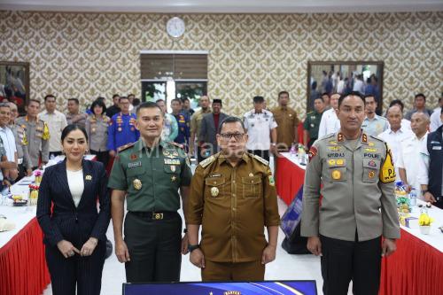 Pj Gubernur Banten, Abdul Rouf Damenta dan Kapolda Banten, Irjen Pol Suyudi Ario Seto dalan Rakor Nataru di Polda Banten. Foto: Biro Adpim Banten