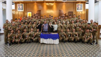 Pj Gubernur Banten, Ucok Abdul Rouf Damenta bersama praja IPDN. Foto: Biro Adpim Banten