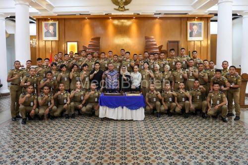 Pj Gubernur Banten, Ucok Abdul Rouf Damenta bersama praja IPDN. Foto: Biro Adpim Banten