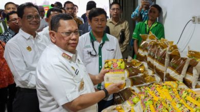 Pj Gubernur Banten, Uco Abdul Rouf Damenta meninjau Warjok atau Warung Jaga Kebutuhan Pokok di Kota Serang. Foto: Biro Adpim Banten