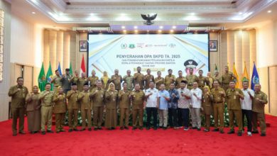 Pj Gubernur Bantren, Ucok Abdul Rouf Damenta menyerahkan DPA SKPD. Foto: Biro Adpim Pemprov Banten