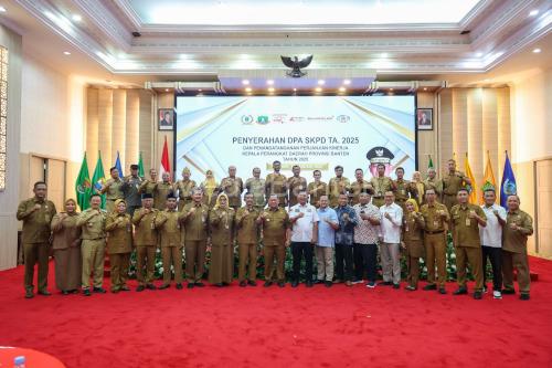 Pj Gubernur Bantren, Ucok Abdul Rouf Damenta menyerahkan DPA SKPD. Foto: Biro Adpim Pemprov Banten